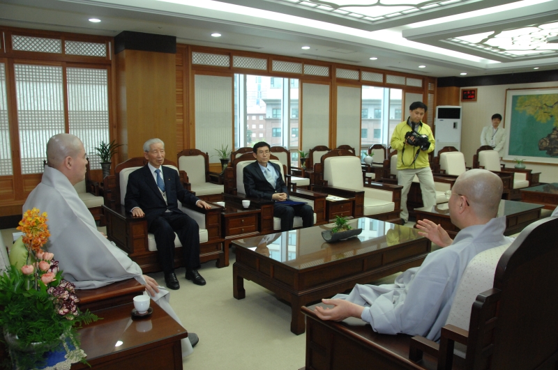 2010.05.06_불교진흥원 봉축기금 전달 (12)